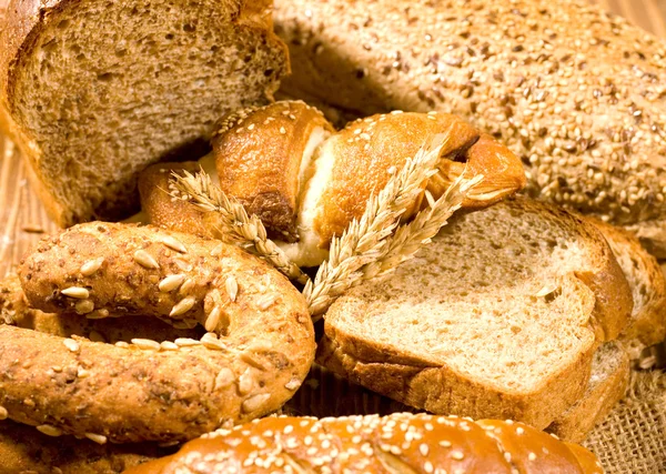 Pão fresco e rolos — Fotografia de Stock