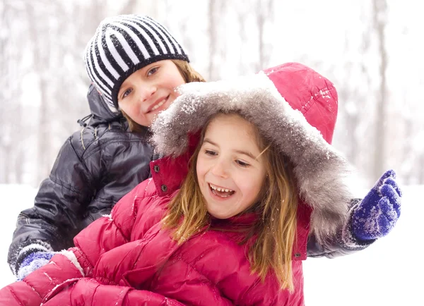 Дети на снегу — стоковое фото