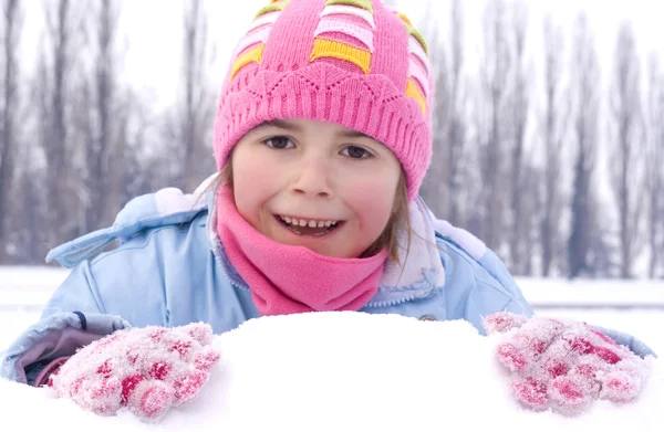 Jong meisje in de sneeuw — Stockfoto