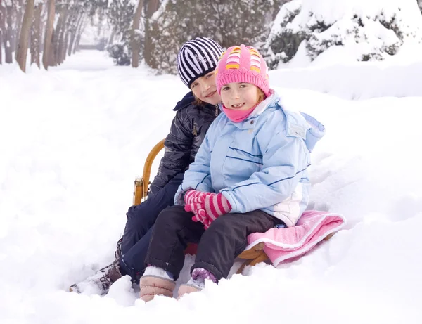 Spelende kinderen in de sneeuw — Stockfoto
