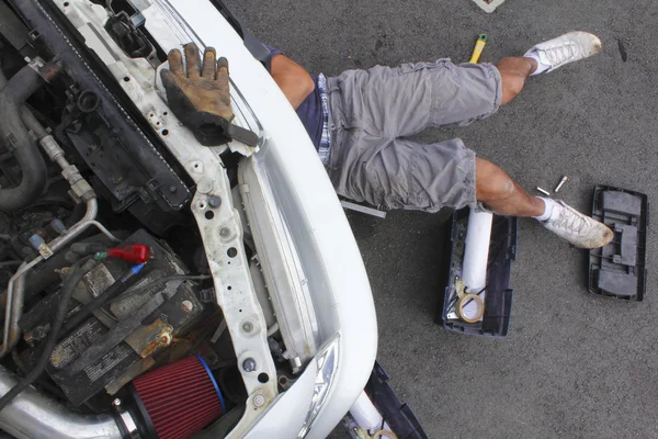 Homem reparando seu carro — Fotografia de Stock