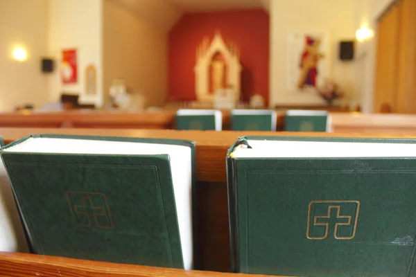 Bibeln in Kirchenbänken in kleiner christlicher Kirche — Stockfoto