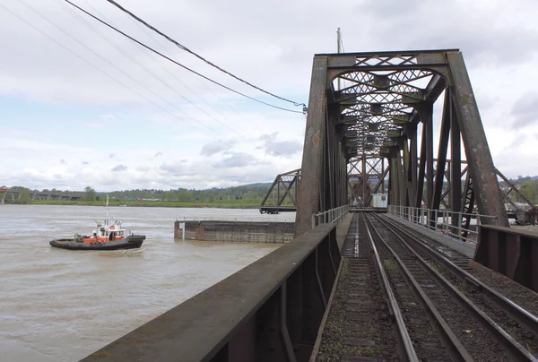 タグボートのアプローチ スイング橋 — ストック写真