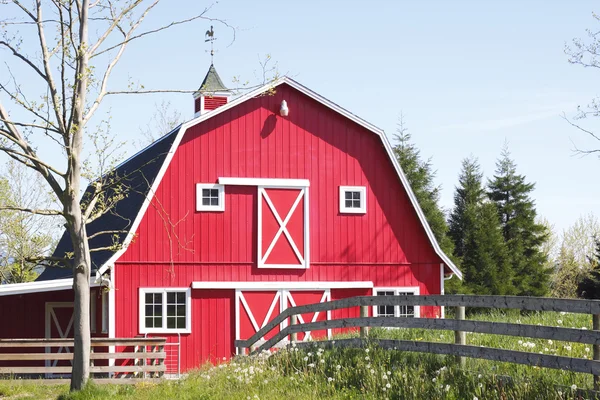 Zářivě červená stodola — Stock fotografie