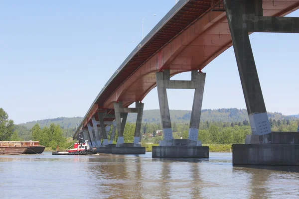 Holownik, barki i most — Zdjęcie stockowe