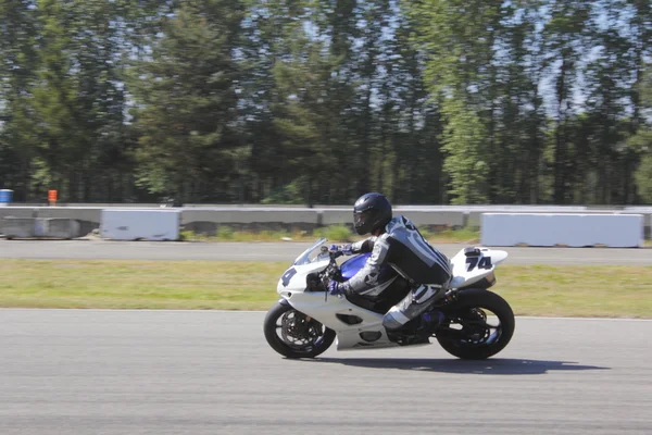 Motocyklista osiąga prędkość na drodze — Zdjęcie stockowe