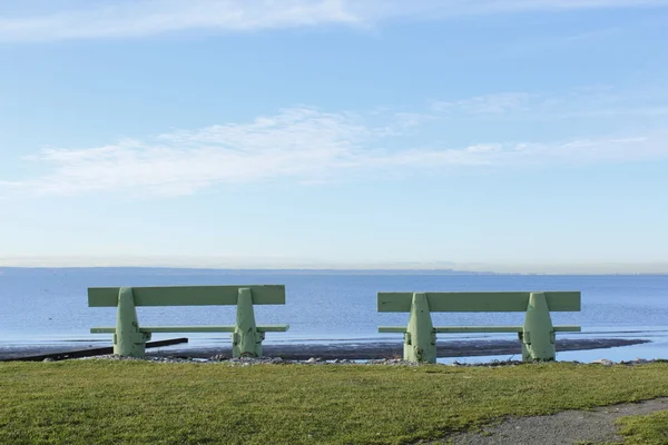 Две скамейки на пляже — стоковое фото