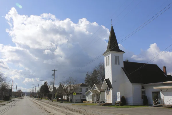 Pieni kirkko maaseudulla — kuvapankkivalokuva