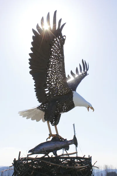 Eagle en zalm beeldhouwkunst — Stockfoto