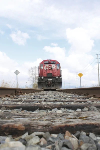 Låg vinkel syn på canadian pacific tåg — Stockfoto