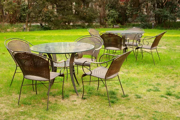 Tables and chairs in the garden — Stock Photo, Image