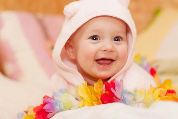 Glimlachende babymeisje in roze — Stockfoto