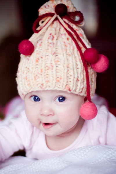 Малышка в жёлтой шляпе с качелями — стоковое фото