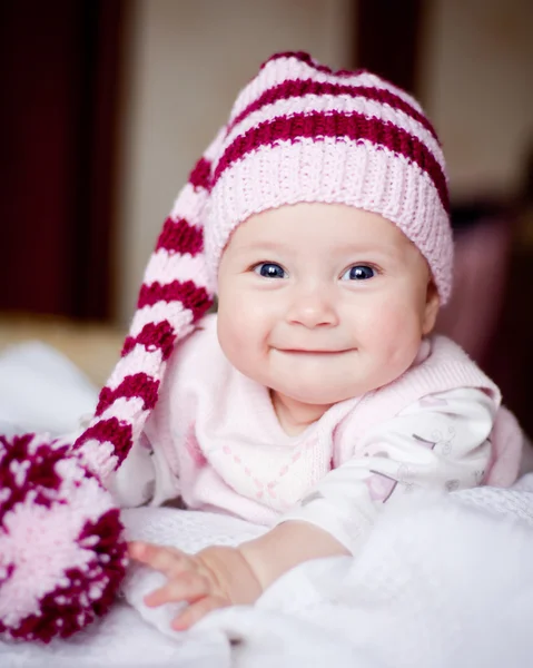 Mooie babymeisje in gestreepte muts — Stockfoto