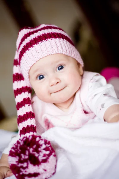 Bébé fille dans un chapeau rayé — Photo