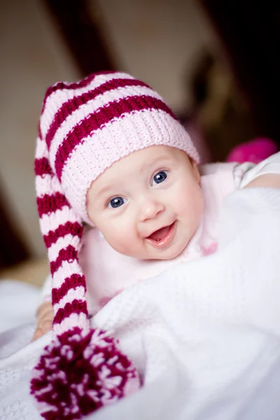 Bébé fille en chapeau rayé avec pompon — Photo