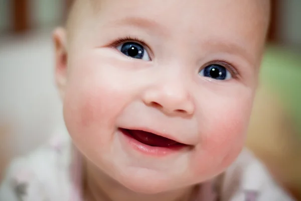 Lächelndes Babygesicht aus nächster Nähe — Stockfoto