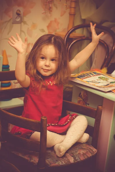 Щаслива маленька дівчинка в приміщенні — стокове фото