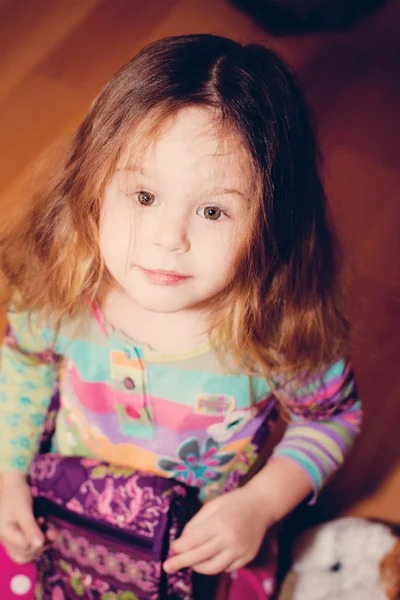 Glückliches kleines Mädchen drinnen — Stockfoto