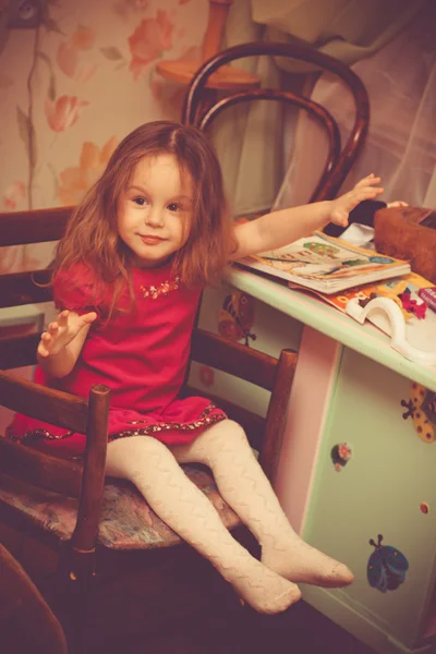Glückliches kleines Mädchen drinnen — Stockfoto