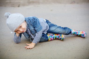 Mavi Jeans açık güzel küçük bir kız