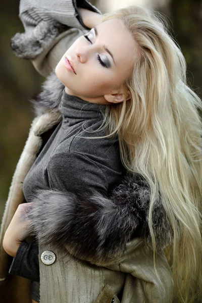 Girl in a fur coat in the autumn background — Stock Photo, Image