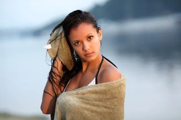Όμορφο κορίτσι μιγάς πετσέτα στην παραλία — Φωτογραφία Αρχείου