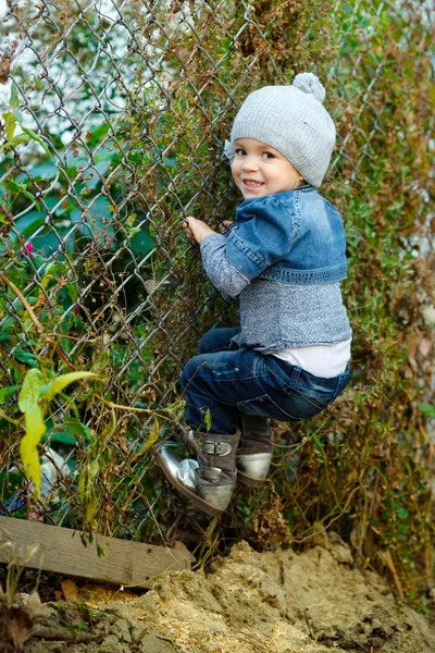 Schönes kleines Mädchen in Blue Jeans im Freien — Stockfoto