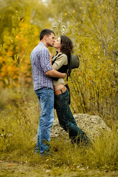 Portrét pár v lásce podzimní pozadí — Stock fotografie