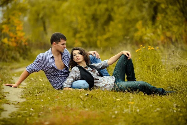 Retrato de um casal apaixonado no fundo do outono — Fotografia de Stock