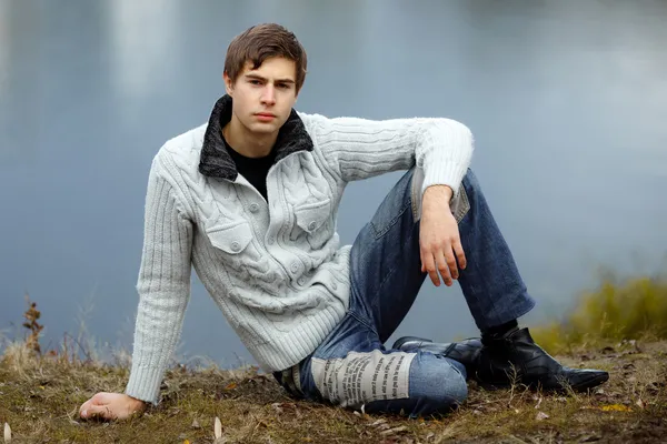 Portrét mladý pohledný muž ve svetru — Stock fotografie