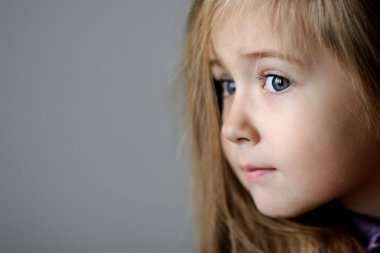 gri bir arka plan üzerinde genç bir kızın portresi