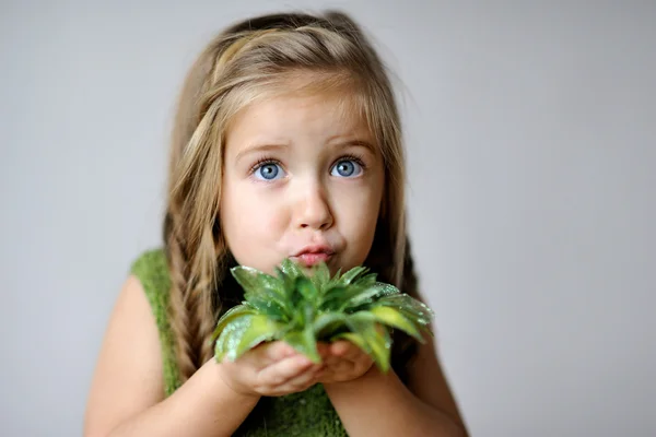 绿色小花的年轻女子的肖像 — 图库照片
