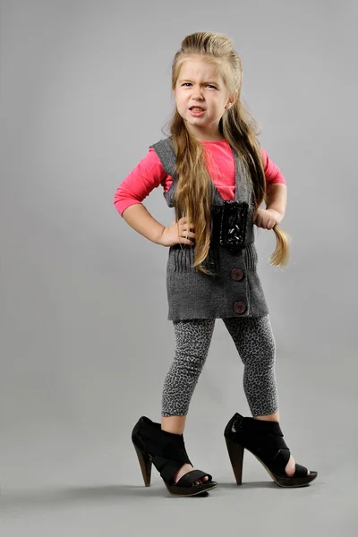 灰色の背景上のスタジオで小さな女の子 — ストック写真