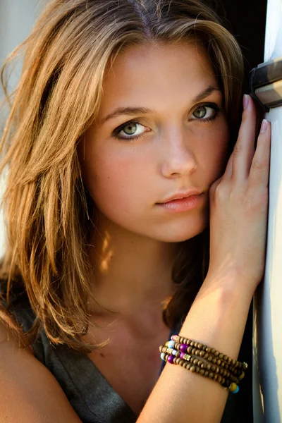 Retrato de una hermosa chica triste con una pulsera — Foto de Stock