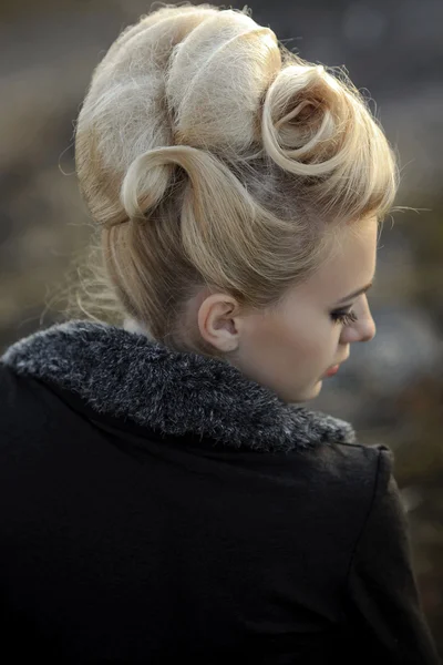 Blondin med en perfekt kväll frisyr, sidovy — Stockfoto