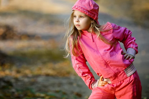 Porträtt av en ung flicka i en rosa jogging suit — Stockfoto