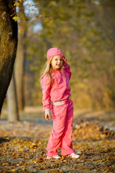 Retrato de una niña en una bolsa rosa — Foto de Stock