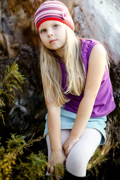 Porträtt av en liten flicka som poserar som en modell av vuxen — Stockfoto