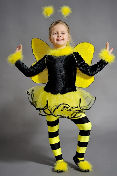 Malá holčička je oblečený v kostýmu včely — Stock fotografie
