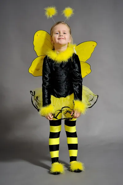 小さな女の子は蜂の衣裳で服を着て — ストック写真