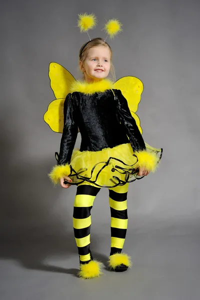 लहान मुलगी मधमाशी पोशाख घातली आहे — स्टॉक फोटो, इमेज