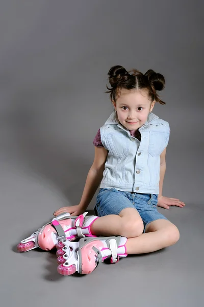 Kleines Mädchen im Studio auf grauem Hintergrund — Stockfoto