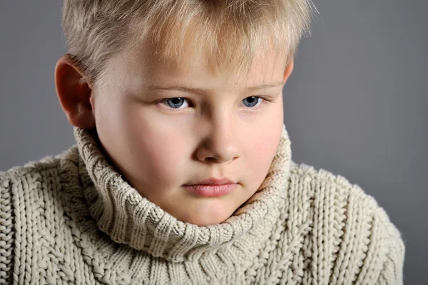 Retrato de un niño en el estudio sobre un fondo gris —  Fotos de Stock