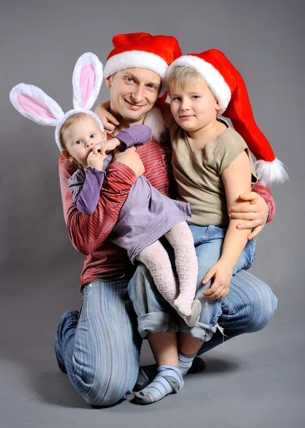 Portrét svého otce a jeho dvě děti — Stock fotografie