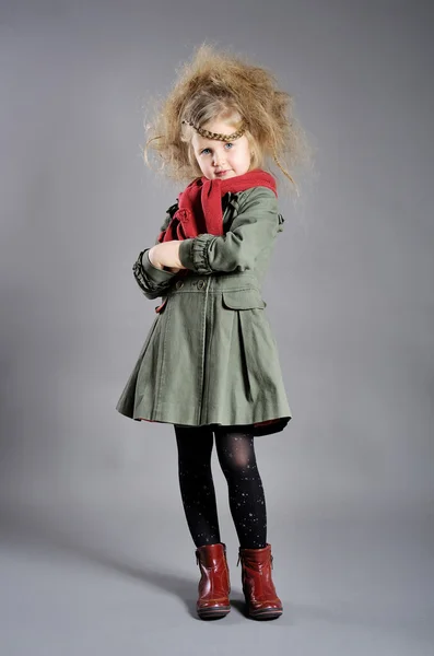 Κοριτσάκι σε στούντιο σε γκρι φόντο — Φωτογραφία Αρχείου