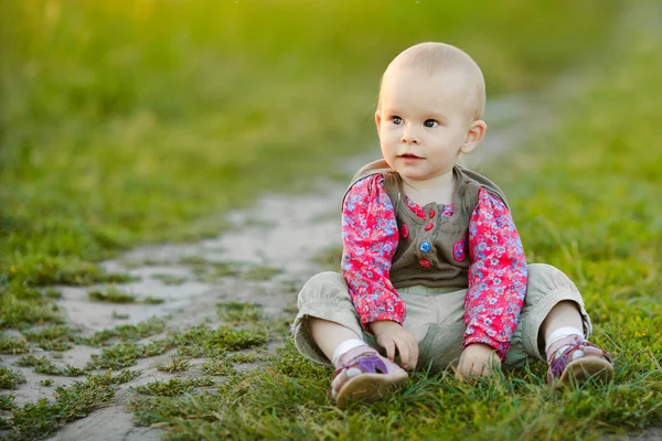 一个小女孩坐在草地的肖像 — 图库照片