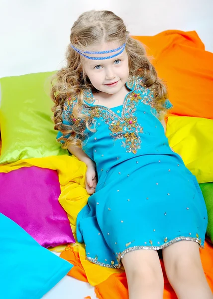 Una niña vestida de árabe — Foto de Stock