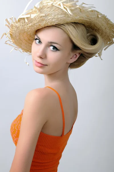 Portrait d'une fille dans un chapeau de paille — Photo