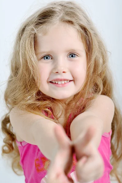 Retrato de uma menina bonita e confiante mostrando polegares — Fotografia de Stock